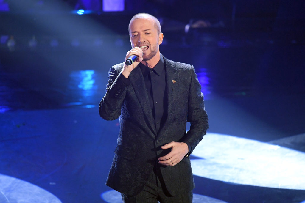 Sanremo 2026, l’abito di Raf per la terza serata del Festival: look e stilista Sanremo 2026, l’abito di Raf per la terza serata del Festival: look e stilista