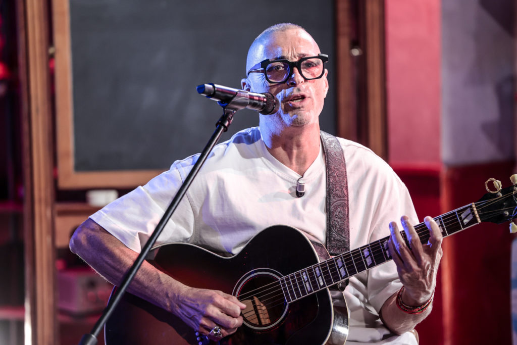 sanremo 2026 l8217abito di alex britti ospite serata cover al festival look e stilista da Tpi.it sanremo 2026 l8217abito di alex britti ospite serata cover al festival look e stilista