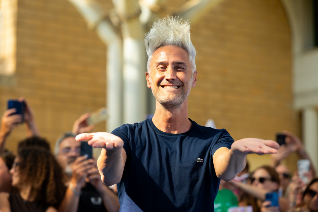 Sanremo 2026, l’abito di Vincenzo Schettini ospite al Festival: look e stilista