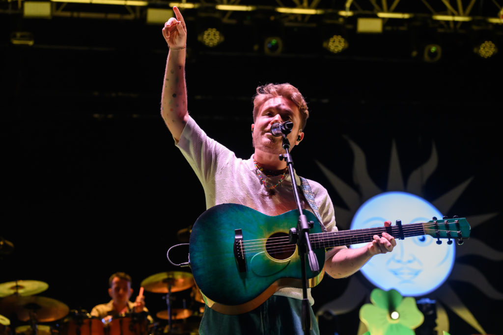 Sanremo 2026, l’abito di Alfa ospite (serata cover) al Festival: look e stilista