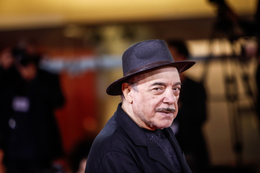 Sanremo 2026, l’abito di Nino Frassica ospite (serata finale) al Festival: look e stilista Sanremo 2026, l’abito di Nino Frassica ospite (serata finale) al Festival: look e stilista