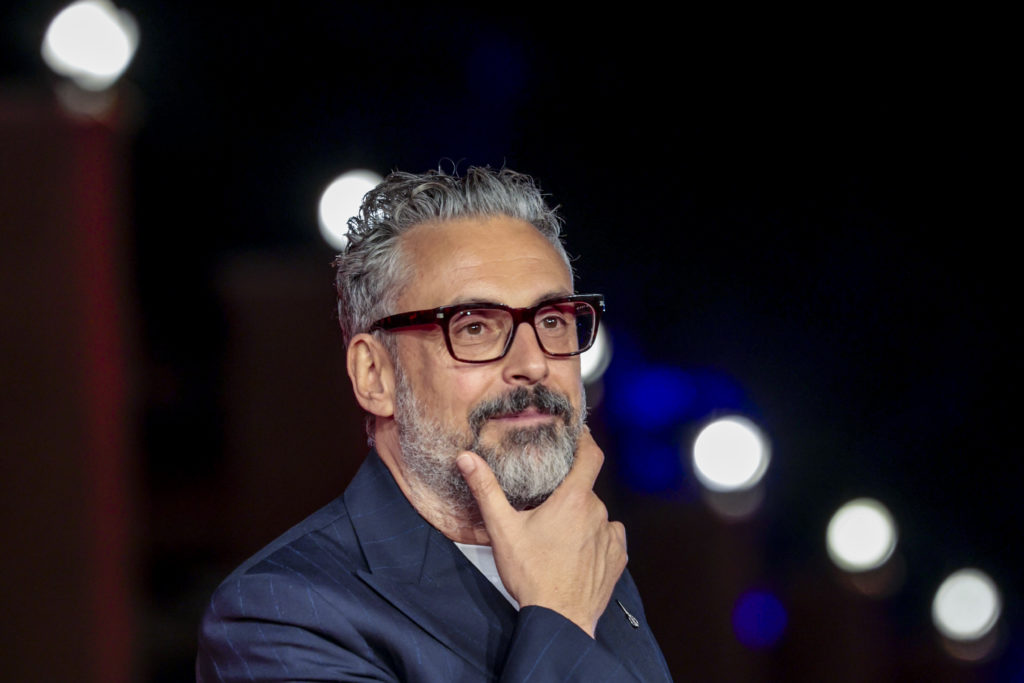 Sanremo 2026, l’abito di Brunori Sas ospite (serata cover) al Festival: look e stilista