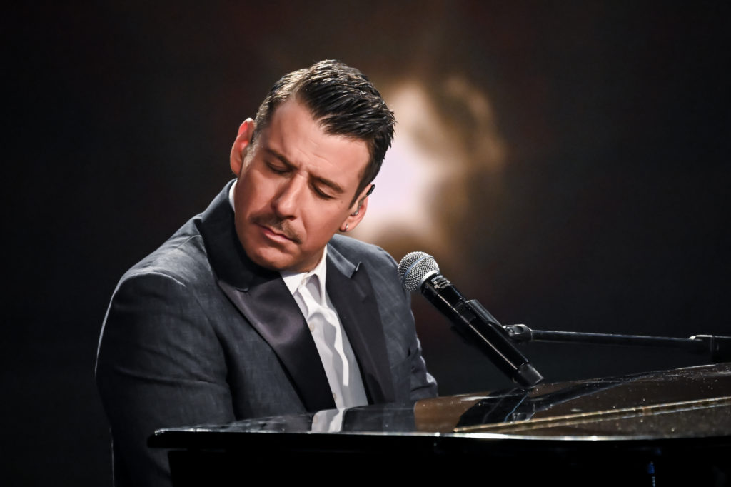 Sanremo 2026, l’abito di Francesco Gabbani ospite (quarta serata) al Festival: look e stilista