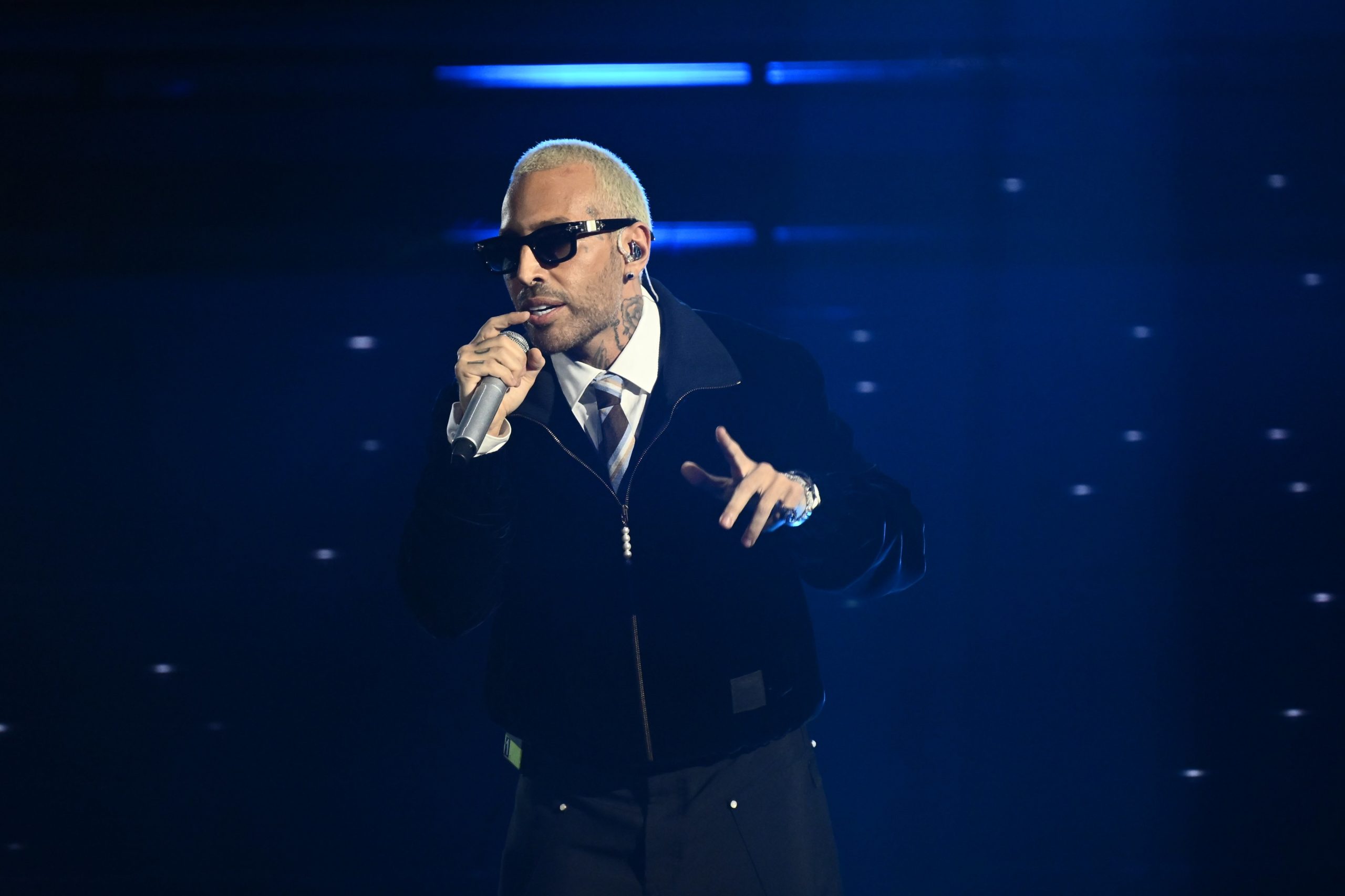 Luchè durante la prima serata del Festival di Sanremo 2026 (Credit: AGF)
