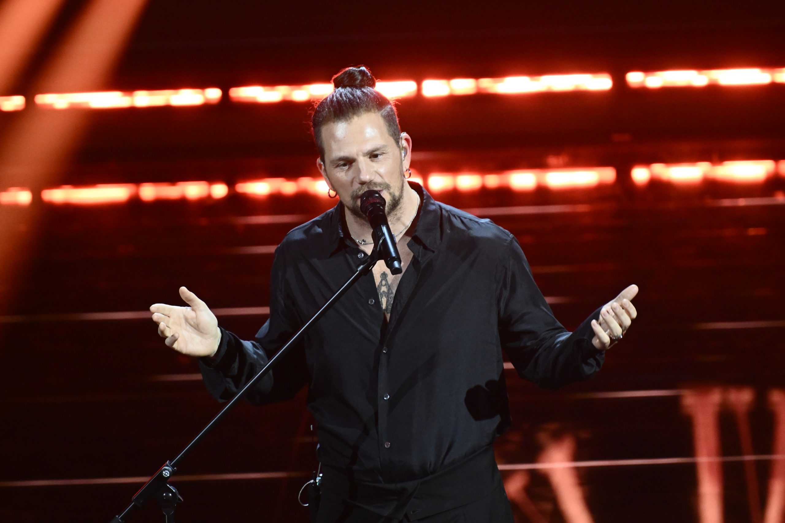Enrico Nigiotti durante la prima serata del Festival di Sanremo 2026 (Credit: AGF)
