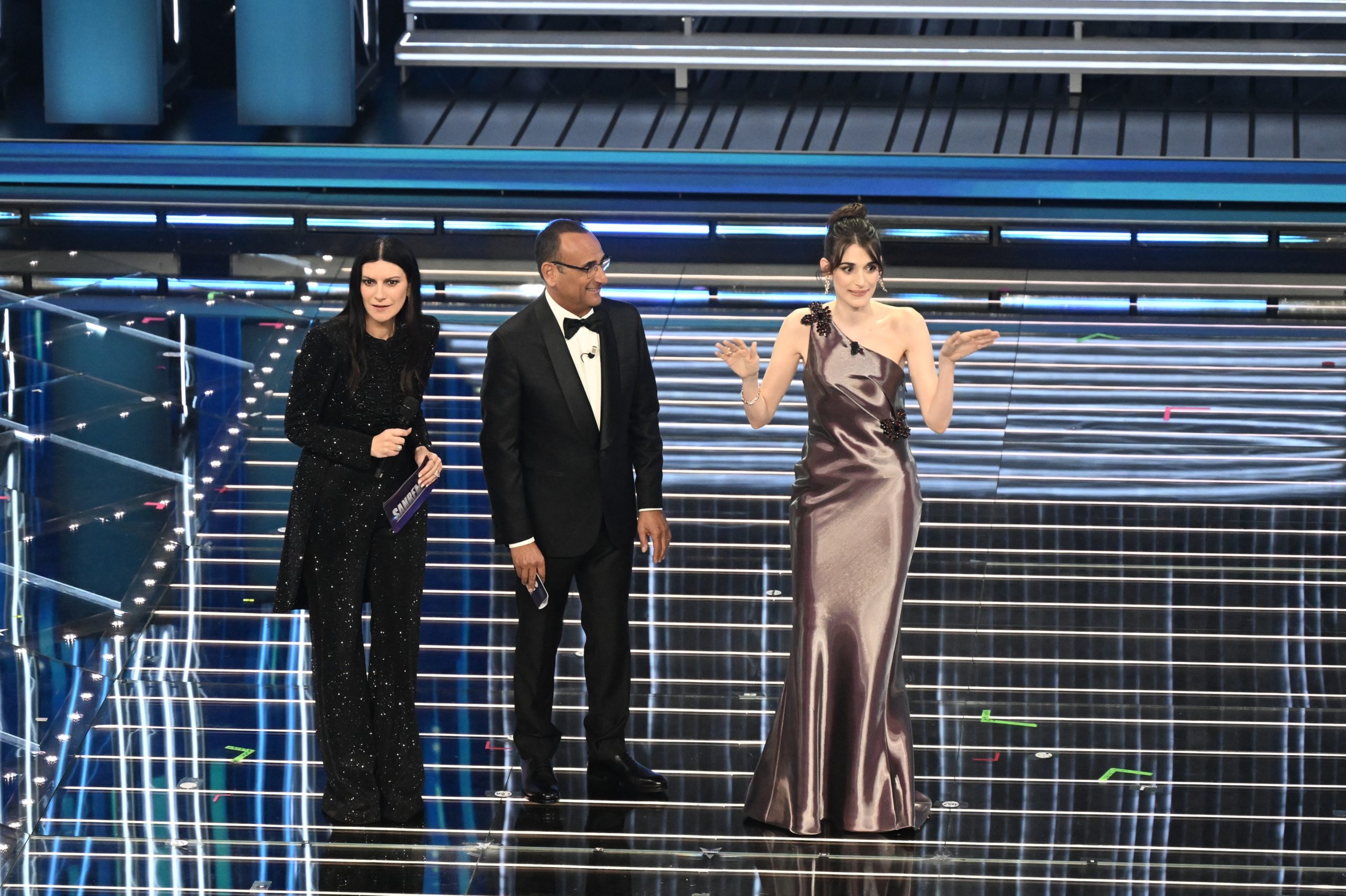 Laura Pausini, Pilar Fogliati e Carlo Conti sul palco del Festival di Sanremo 2026 (Credit: AGF)