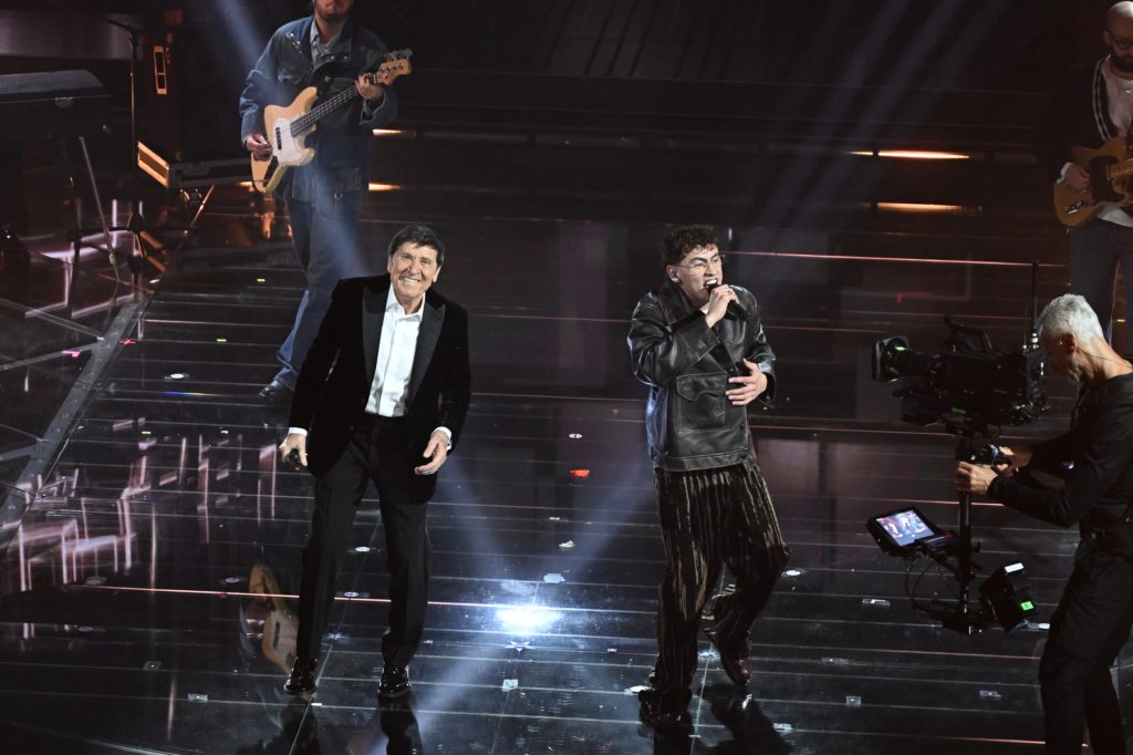 Sanremo 2026, l’abito di Gianni Morandi ospite (serata cover) al Festival: look e stilista Sanremo 2026, l’abito di Gianni Morandi ospite (serata cover) al Festival: look e stilista