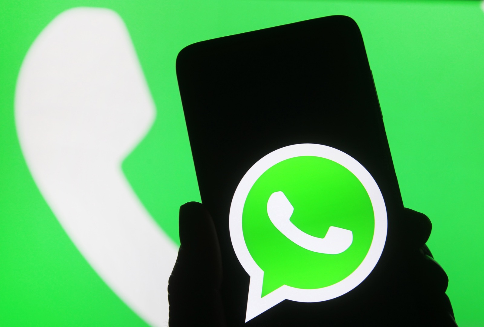 Stop agli spoiler nei gruppi: WhatsApp prova la funzione per nascondere i messaggi, come fare