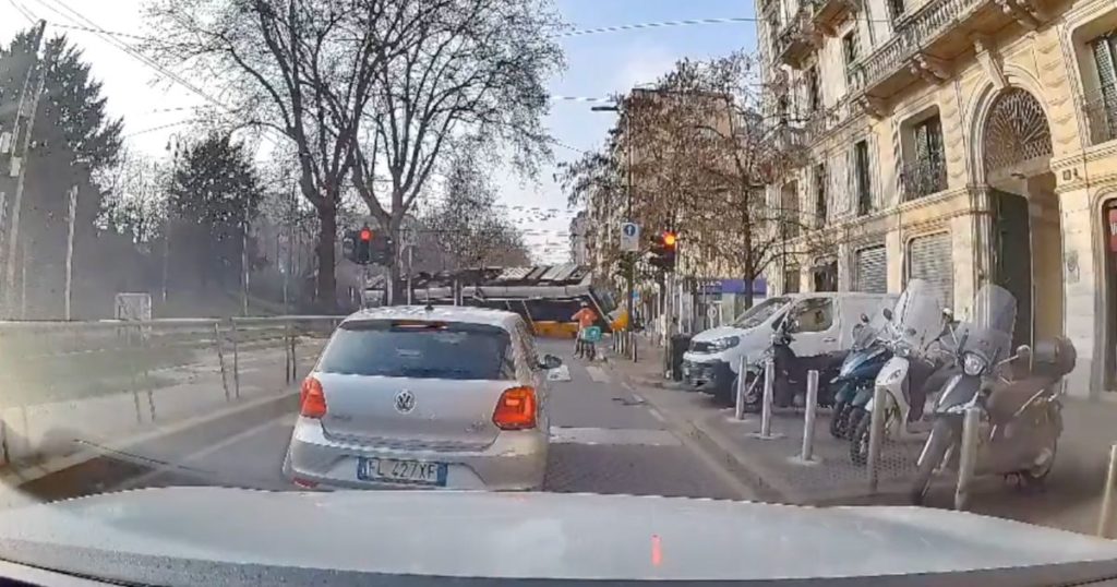 Milano, tram deraglia e investe i passanti: 2 morti e 38 feriti. In un filmato il momento dell’impatto | VIDEO