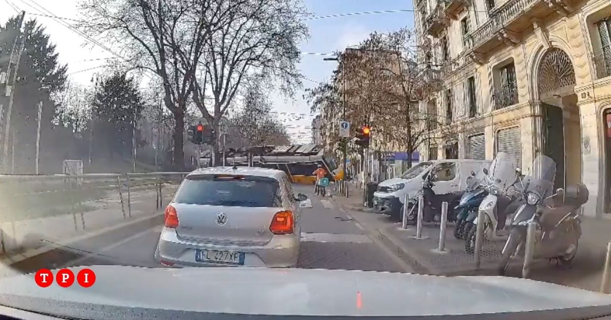 milano tram deraglia e investe i passanti 2 morti e 38 feriti in un filmato il momento dell8217impatto video da Tpi.it milano tram deraglia e investe i passanti 2 morti e 38 feriti in un filmato il momento dell8217impatto video