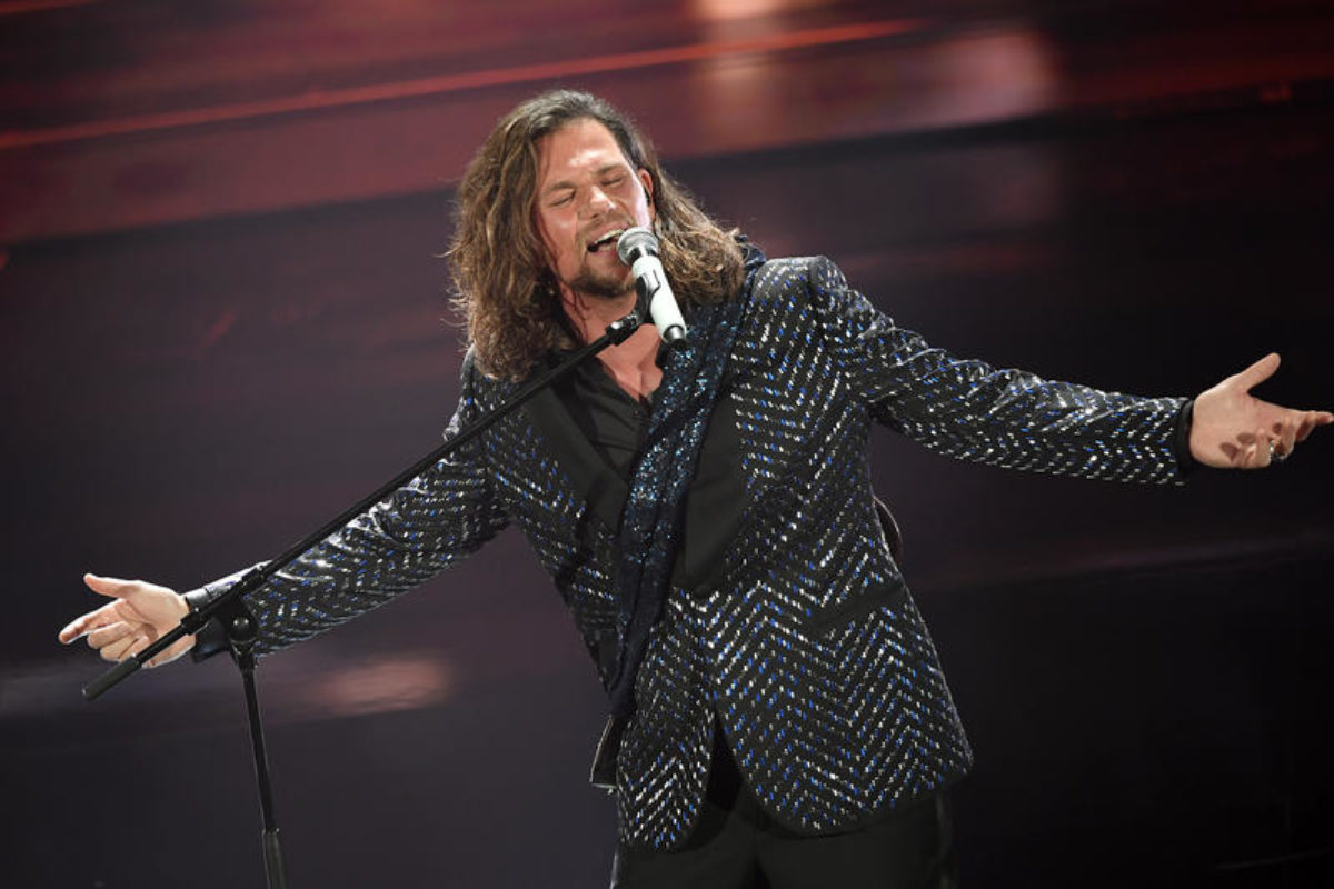 Sanremo 2026, l’abito di Enrico Nigiotti per la serata finale del Festival: look e stilista