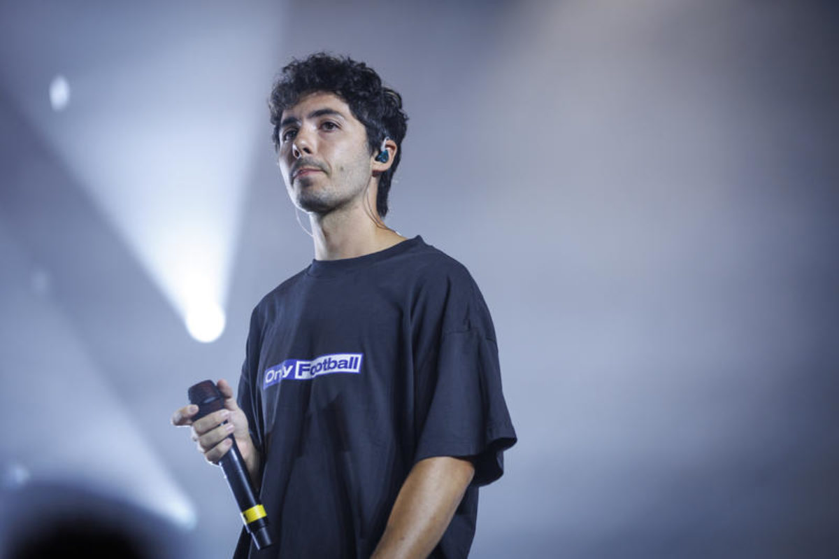 Sanremo 2026, l’abito di Fulminacci per la seconda serata del Festival: look e stilista Sanremo 2026, l’abito di Fulminacci per la seconda serata del Festival: look e stilista