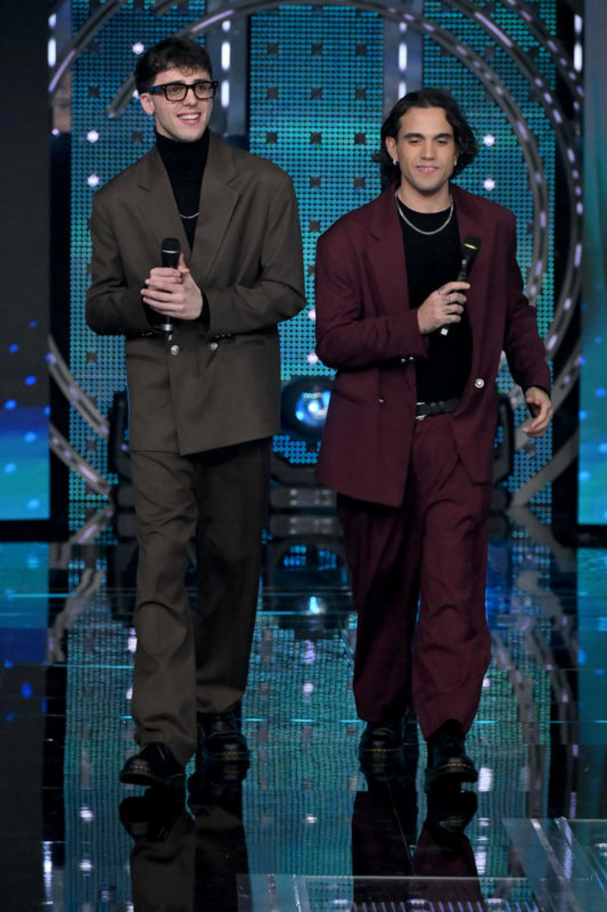 Sanremo 2026, gli abiti di LDA e AKA 7even per la serata finale del Festival: look e stilista