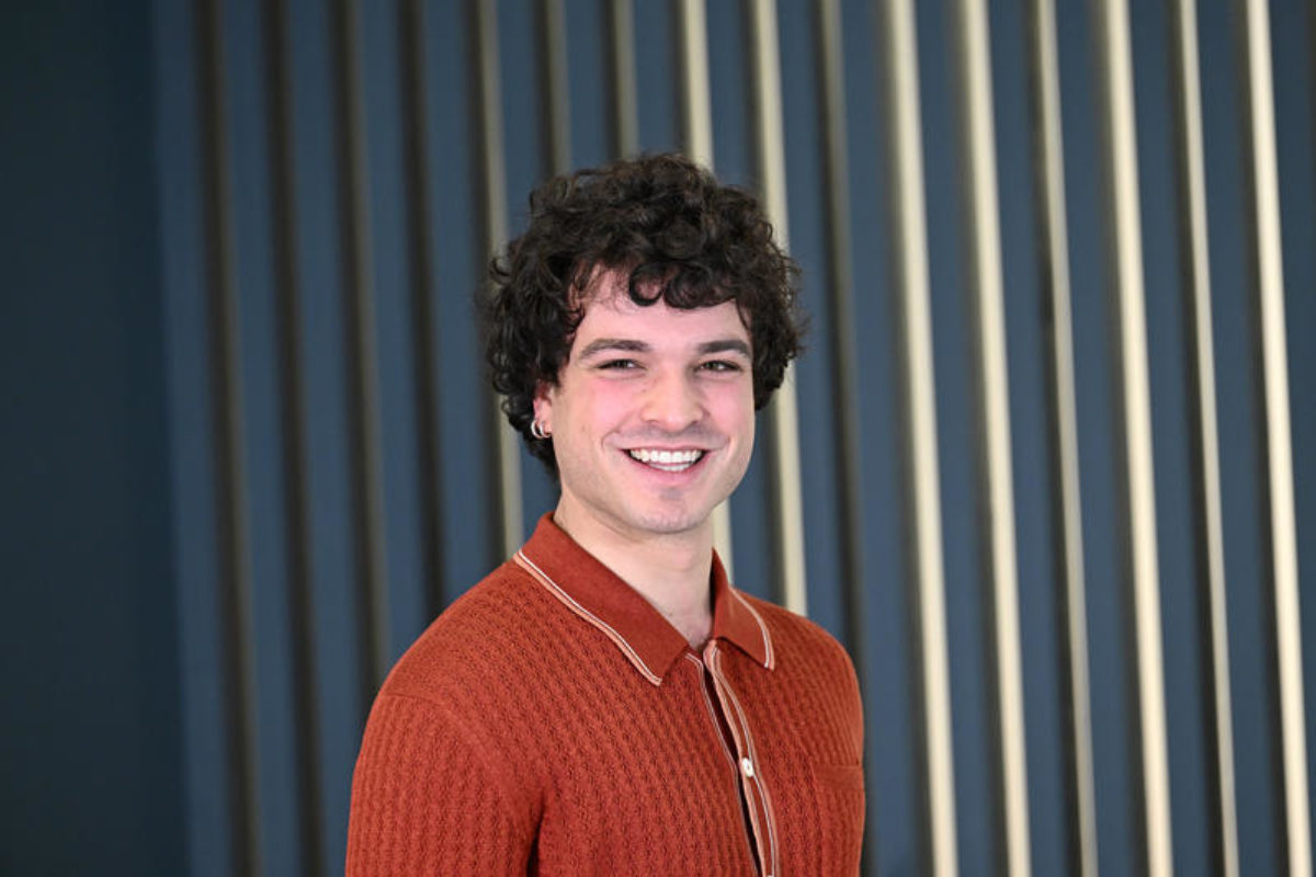 Sanremo 2026, l’abito di Leo Gassmann per la seconda serata del Festival: look e stilista Sanremo 2026, l’abito di Leo Gassmann per la seconda serata del Festival: look e stilista