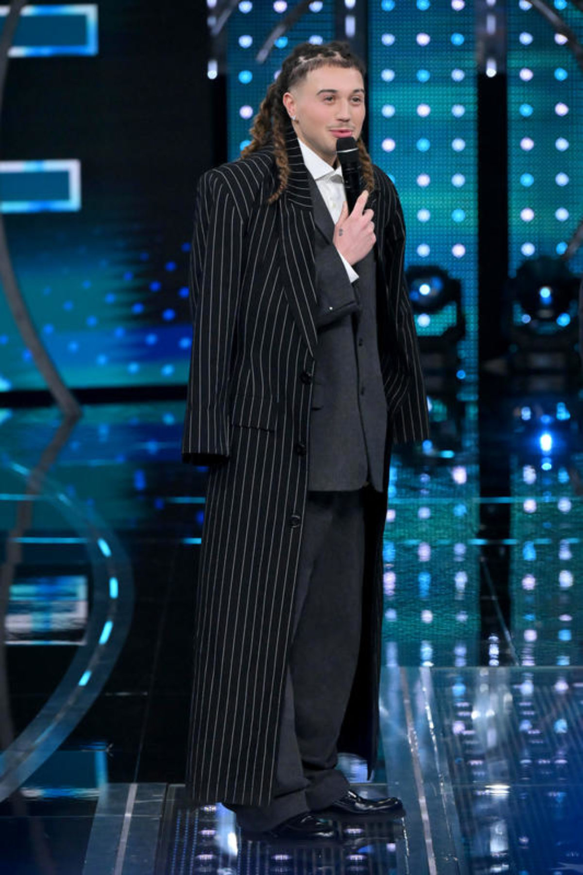 Sanremo 2026, l’abito di Sayf per la terza serata del Festival: look e stilista Sanremo 2026, l’abito di Sayf per la terza serata del Festival: look e stilista