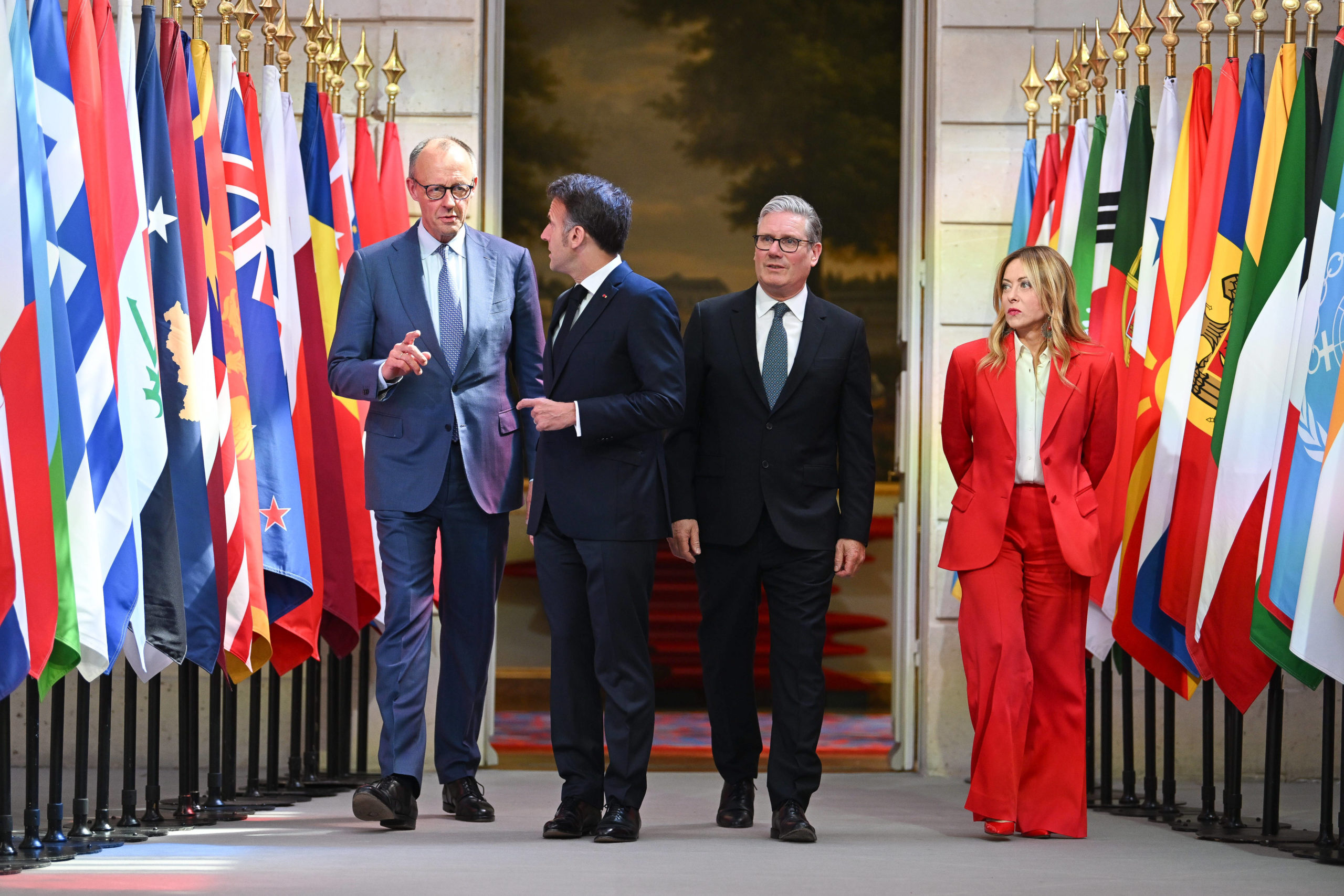 Iran annuncia l'apertura di Hormuz dopo la tregua in Libano. Volenterosi: Inghilterra e Francia guideranno missione pacifica nello Stretto