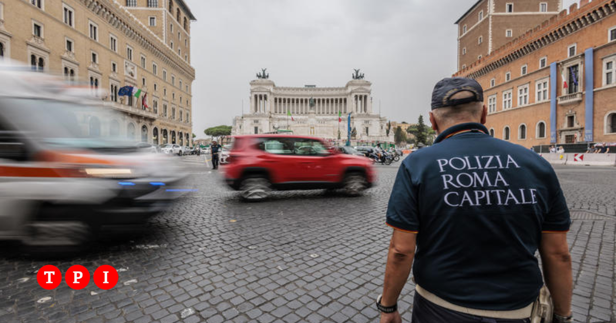 roma mamma lascia i figli piccoli in auto sotto il sole e va a fare shopping denunciata da Tpi.it roma mamma lascia i figli piccoli in auto sotto il sole e va a fare shopping denunciata