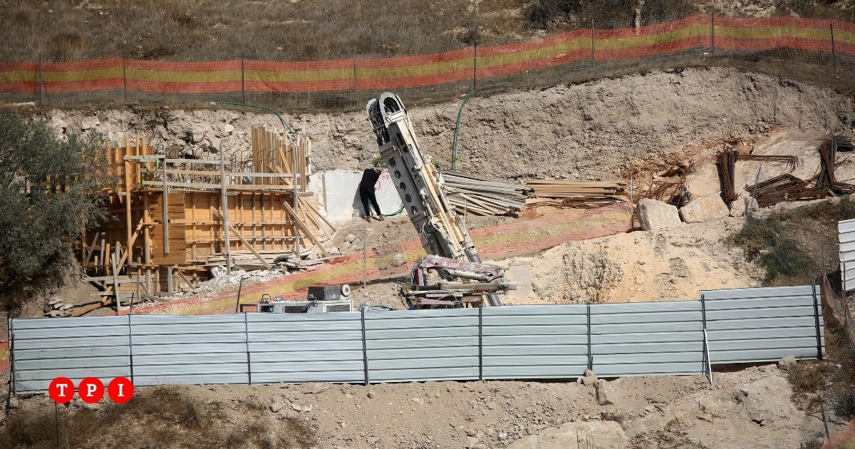 palestinesi costretti a demolire le proprie case per far posto a un parco a tema israeliano da Tpi.it palestinesi costretti a demolire le proprie case per far posto a un parco a tema israeliano