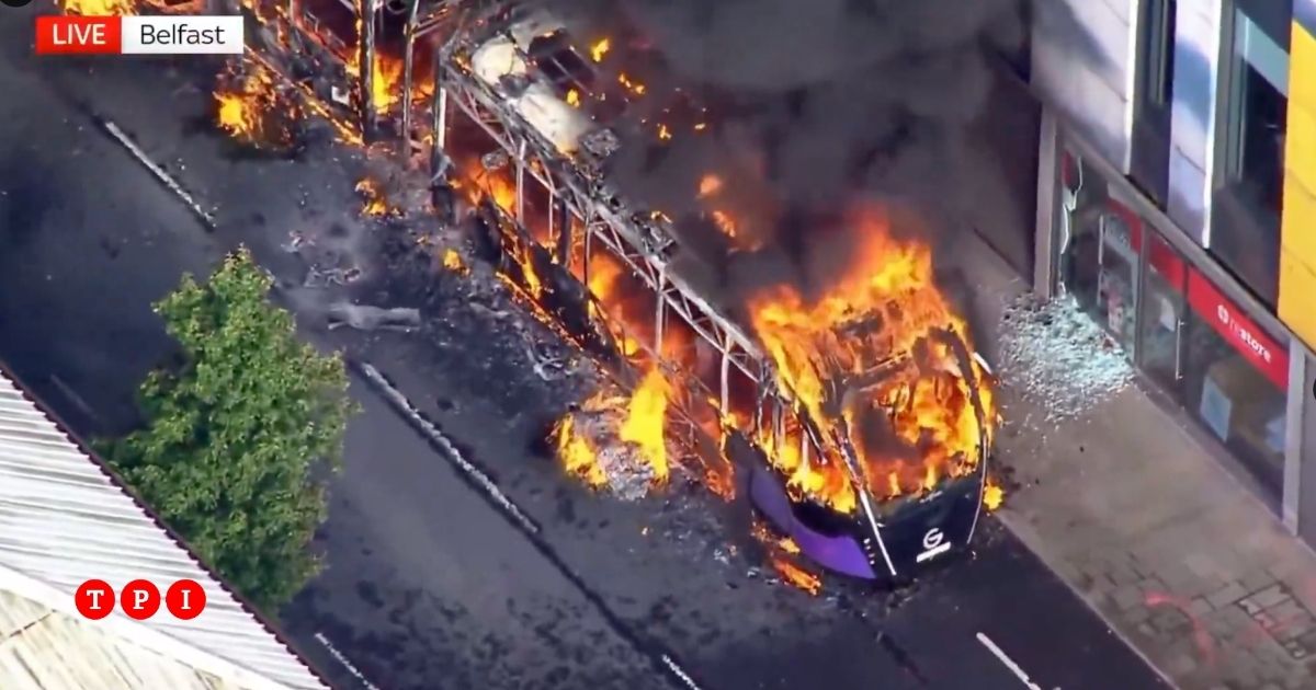 a belfast scoppia la protesta anti migranti edifici e veicoli in fiamme e strade bloccate dai manifestanti video da Tpi.it a belfast scoppia la protesta anti migranti edifici e veicoli in fiamme e strade bloccate dai manifestanti video
