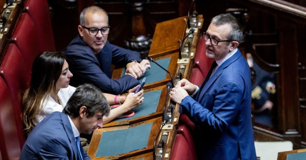 Deputati del Movimento Cinque Stelle occupano i banchi del governo con cartelli recanti la scritta 