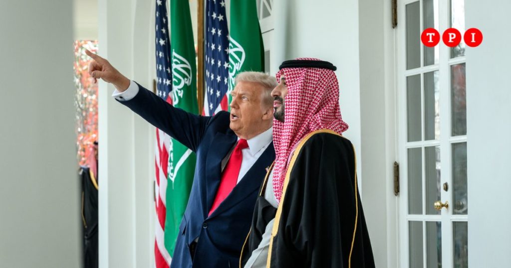 Riad e Washington discutono accordo nucleare davanti bandiere americana e saudita, con mediazione diplomatica
