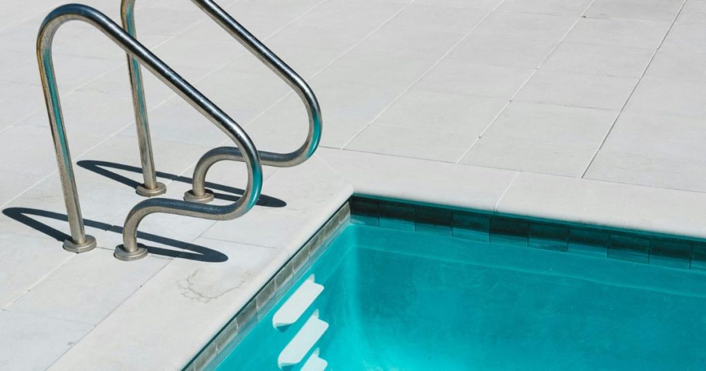 Piscina con acqua bassa, bambini e operatori, scene di emergenza sanitaria in struttura estiva, immagine di approfondimento