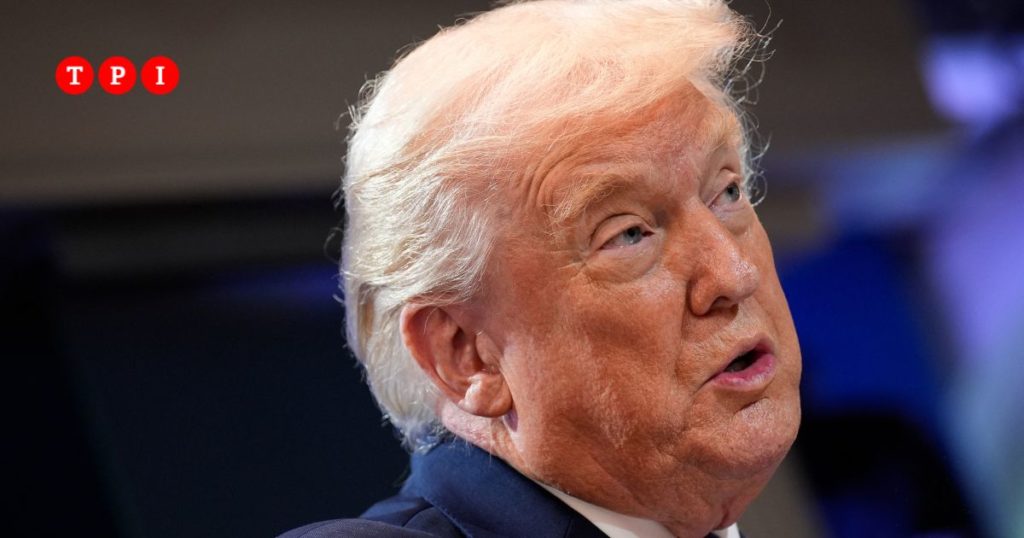 Bandiere Usa, Cina e Ue su sfondo di grafici economici e dati commerciali, immagine di approfondimento
