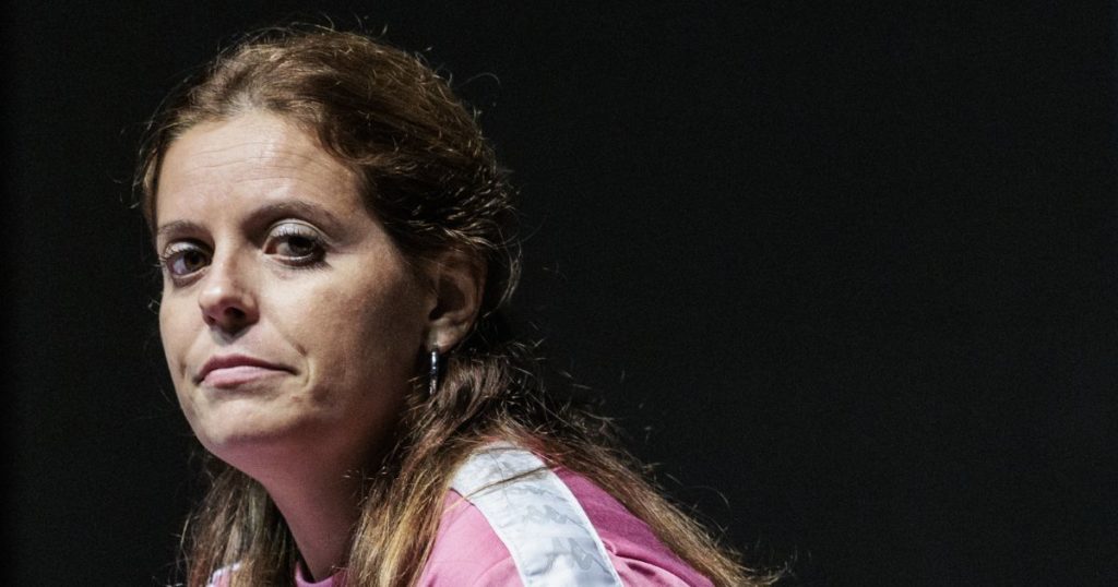 Aula di tribunale con giudice e documenti processuali, rappresentazione di una sentenza di condanna