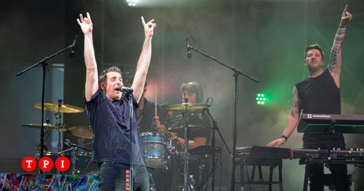 malore per gabbani durante un concerto il cantante rassicura i fan sono vivo da Tpi.it malore per gabbani durante un concerto il cantante rassicura i fan sono vivo