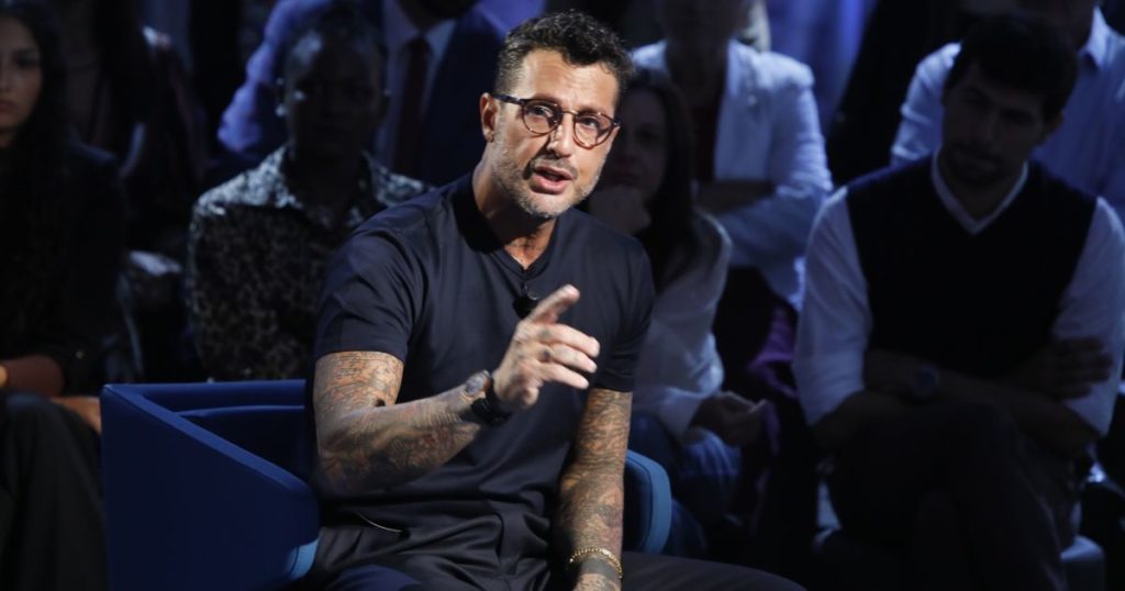 Fabrizio Corona lancia il suo movimento politico: “Sono il nuovo Berlusconi, ma più bello” | VIDEO