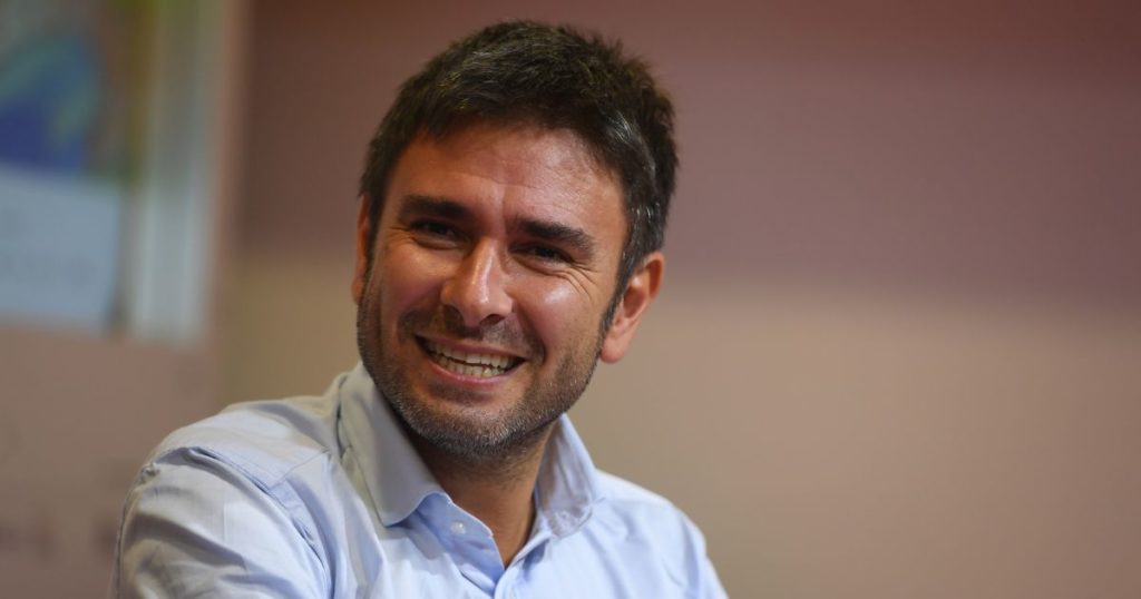 Migliorano le condizioni di Alessandro Di Battista: “Dopo l’operazione ha parlato, possibile rientro in Italia venerdì 11 settembre”