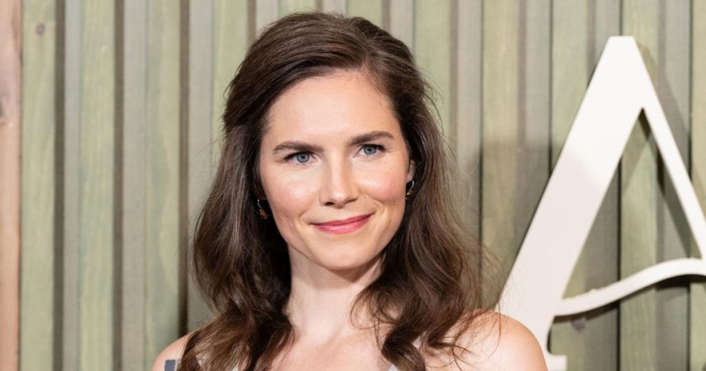 Amanda Knox torna in Italia: “Giro a testa alta”. E posta un selfie davanti al tribunale di Perugia