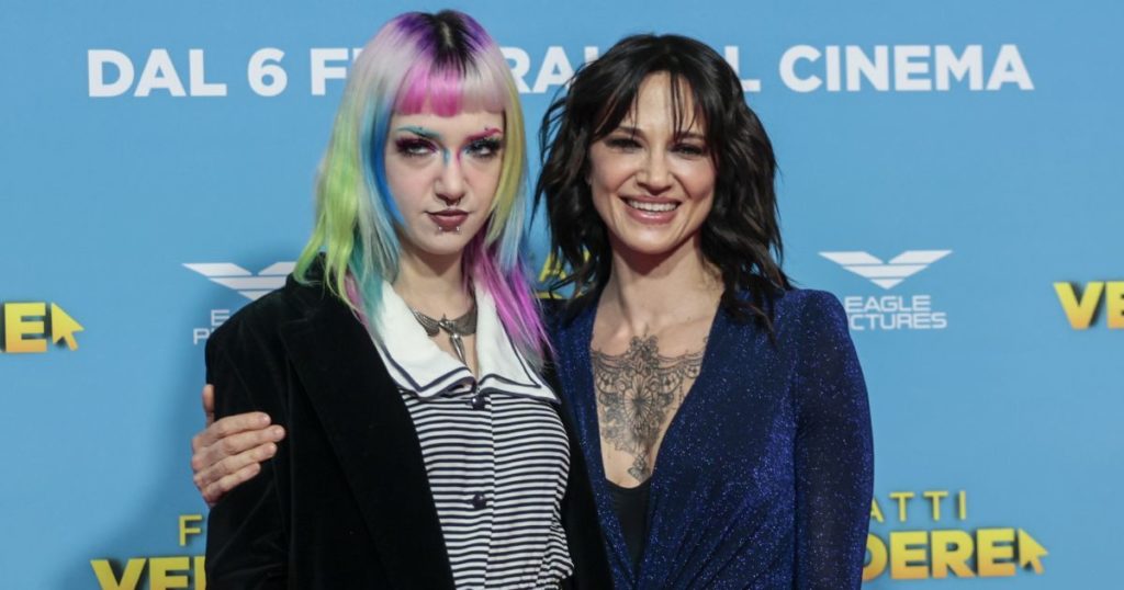 La figlia di Morgan e Asia Argento vittima di revenge porn: un ragazzo pubblica sui social un video intimo