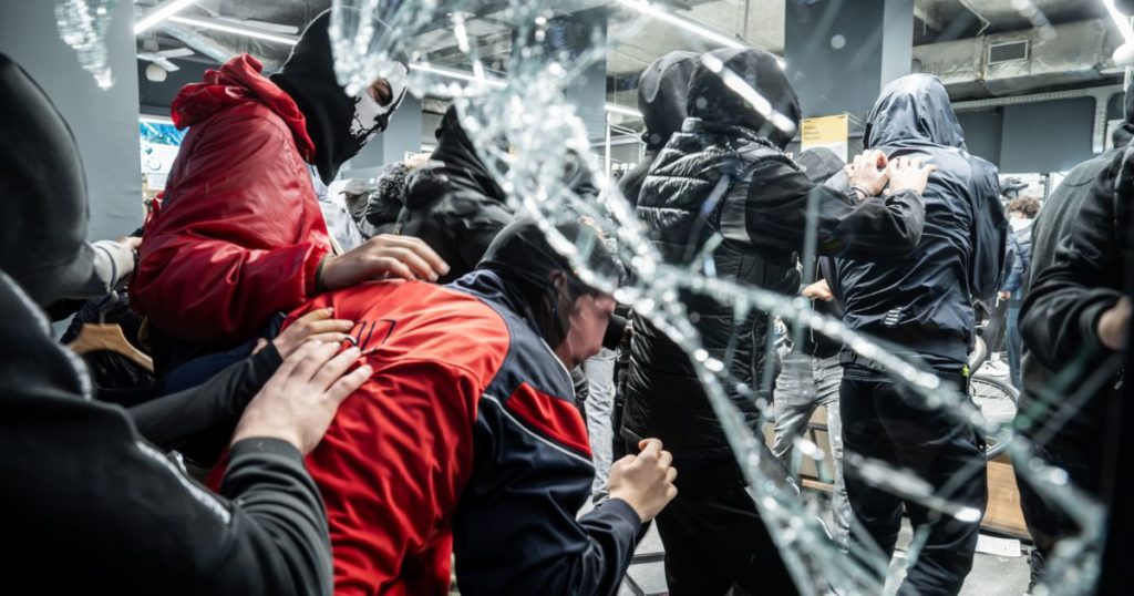 I genitori dei minorenni fermati per gli scontri a Milano: “Mio figlio? Un pirla. Gli avrei spaccato la testa”